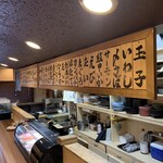 Sushi Sakanaryori Uoya - カウンターはどこか落ち着いた雰囲気を醸し出してくれます♪新鮮な食材や、めずらしい月替わりでお出ししている日本酒の数々に囲まれながら、お楽しみいただけます。住之江公園からほど近いうお家の魅力を存分に堪能してください！