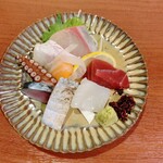 Sushi Sakanaryori Uoya - 造り盛り合わせ◎1人前880円(968円)選りすぐったネタの数々を贅沢に盛り合わせます☆幸せな気持ちにさせてくれるお造りの盛り合わせをご賞味ください！