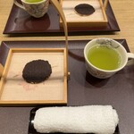 Keishindo Honten Oshokuji Dokoro Hyakufuku An - 食後の海老せんべいと煎茶