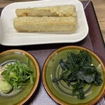 Men Wadaya Iizuka Ten - 太いごぼう天
                      薬味と茹でワカメ