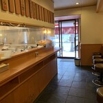 Matsuya Kano Cho Ten - 店内　厨房と立ち食い席､椅子付きカウンター席