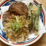 手打うどん かとう - しいたけ　さやえんどう　ふきのとう