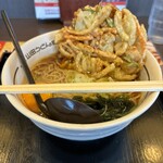 山田うどん - 天ぷらそば、570円。生玉子、100円。