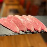 Tokusen Kuroge Wagyu Mesu Senmon Yakiniku U - 霜降り肉