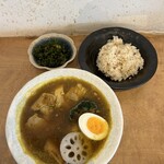 カレー食堂 コロポ  - あっさり椎茸・昆布スープ　とり（辛口、ライス50g）、岩のり