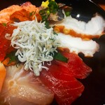 Kaki Uni Ikura to Nikuju Koboreru Washu Tamaru - 海鮮丼