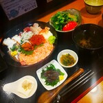 Kaki Uni Ikura to Nikuju Koboreru Washu Tamaru - 海鮮丼