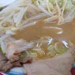 Ramen Tengai Mizuho Ten - スープには不自然な旨味の盛り上がり感がなんとなくはあるけれど
                        そんなには強くはない
                        
                        というかこのスープ
                        他の天外よりも凄く薄いなあ❔
                        
                        味噌の味わいだけでなく豚骨の旨味も希薄に感じてしまう