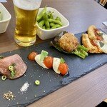 Cafe de Gohan - 左からローストビーフにカプレーゼ、トリの唐揚げとピザです