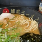 Hakata Ramen Tsuru - 細麺スルスル〜。この軽さこそが博多とんこつラーメン！