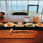 ray dining - 前菜5種〜左からサーモン椿寿司、ハトシ、鳥賊の酒盗和え、スナップ豌豆胡麻酢掛け、鶏松風