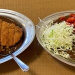 カレーのチャンピオン - 右：チャンピオンカレー（レギュラーサイズ）+ルー増量…税込710円+150円=860円　左：Lカツカレー（レギュラーサイズ）…税込960円