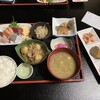 花月 - 料理写真:日替わりランチ　小鉢が沢山　お刺身まで付いている！