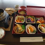 Atami Korakuen Hotel - ほかほかの釜飯と松花堂弁当