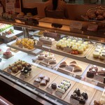 Patisserie Approche - ショーケースの様子。