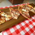 PIZZACCIA - 料理写真:1ピースが大きい(笑)