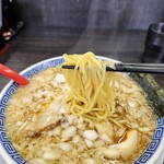 Go-men Morioak Inta- Ten - 麺は細めでしっかり。熱々の湯気が食欲をそそります。