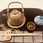 Kochu An - 春の土瓶蒸し　蛤、筍、こごみ、蕪、花弁人参、木の芽。右側の陶器の器にはほんの一口サイズの赤飯が添えられてました。