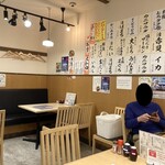 ニューすしセンター - 店内（奥のテーブル席）