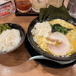 町田商店 - ラーメン大¥900、ライス¥100