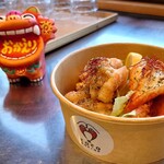 COCO SHRIMP - 料理写真:おかえりシーサー　キッチン前