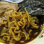 万里 - 麺の感じ。見た目の色ほど濃い味ではない。