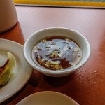 草むら - 付属のスープがレベル高い美味さ、ここのラーメン好きな人はきっと満足します。そしてチャーハンに合うんだな〜味の濃さが。。