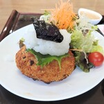 かたやま庵 - 全体的にきつね色になっているのが特徴で、揚げ焼きしているように見えます