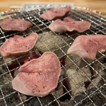 Chichibu Yakiniku Horumon Marusuke Miyanokawa Honten - 七輪で焼きます