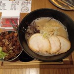 七星堂 - 白星ラーメン（普通）、ルーローハン