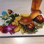 Hawaiian Dining SOLA - ミニハンバーガー980円、アイスティー（ドリンクセット）200円