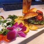 Hawaiian Dining SOLA - ミニハンバーガー980円、アイスティー（ドリンクセット）200円