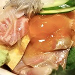 伏見のランチは海鮮丼 - 日替わり海鮮丼＋卵黄の醤油漬け