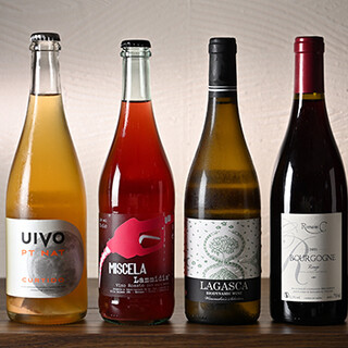 We also offer carefully selected natural wines to go with the dishes, as well as craft beers.