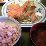 Tonkatsu Hamakatsu Fukuoka Koga Ten - エビフライとひれカツのランチ。麦飯は五穀米のようにいろいろ入っています