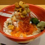 Kaisen-don Koroku - ごちそう丼 “上” ＋ トッピング ウニ [普通]。明るい色調の丼の器、そして選び抜かれたころ九玉が眩いばかりの彩りを添える。