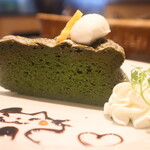 cafe la voie Kadoya Hoteru - 抹茶の濃厚ケーキ　サイドから