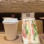 GIO Tokyo Eki Ten - オーガニックコーヒー（396円）とチーズ野菜サンド