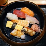 Jinpachi - 令和6年4月 ランチタイム(11:00〜14:00)
                      日替わり限定ランチ 税込1000円
                      にぎり寿司8貫、ミニうどん、卵豆腐