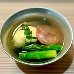 佐とう - 白魚のカステラ玉子 アスパラのお椀。白魚が練り込まれたフワフワ食感のカステラ玉子、トマト、若芽、アスパラのお椀は抜群の塩梅です。