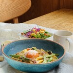 Inn village Cafe - 【アスパラとパンツェッタの安藤鶏卵カルボナーラ】1,200円(税込)
地元のブランド卵「安藤鶏卵」を使用した濃厚なカルボナーラ。
アスパラで春気分も満喫♪