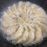 生餃子専門店 新風 - 水分を飛ばします