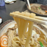 Hatsu Hana - うどんは太めの麺を使用。これだけ煮込まれていてもコシを感じる食べ応えのある麺です。