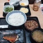 Yoshinoya Keisei Funabashi Ten - 定食（ご飯大盛り無料）、トッピング110円