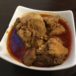 CEYLON GREEN - 肉々しいチキンカレーでさらにごはんが進み…