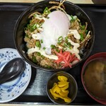 お食事処むかえ - 地鶏そぼろ丼並(味噌汁つき)830円