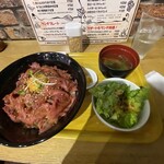 肉食酒場はらぺこピエトリン - ローストビーフ丼　ごはん大盛り