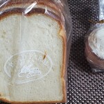 Bread Farm - 左;パンドレ（1斤）¥486
                        バターと牛乳使用のパンドミ
                        右;ガーリック•スプレッド¥756
                        ガーリックバターと勘違いして購入、そりゃそうだ（植物性油脂）