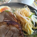 Fuji Ichiban Nonami Minami Ten - 肉厚チャーシュー麺は中太ストレート麺で、醤油味です(ﾟ∀ﾟ)