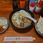 Kushi Katsu Tanaka Aobadai Ten - このねぇ、肉豆腐(写真中央)がとても美味しいのです。サイドにあるのはお通しで出てくるキャベツです。ちなみにキャベツはおかわり自由。